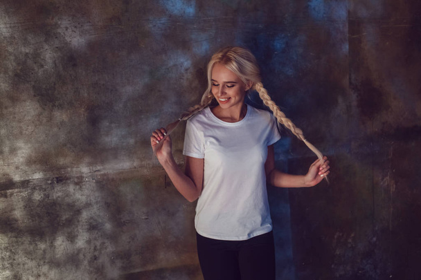 Красива дівчина з двома косами в білій футболці. Макетні
. - Фото, зображення