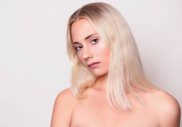 Beautiful blonde woman with flawless skin and perfect make-up - Valokuva, kuva