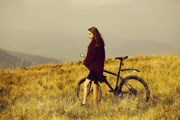 girl with bike on mountain - Foto, Imagem
