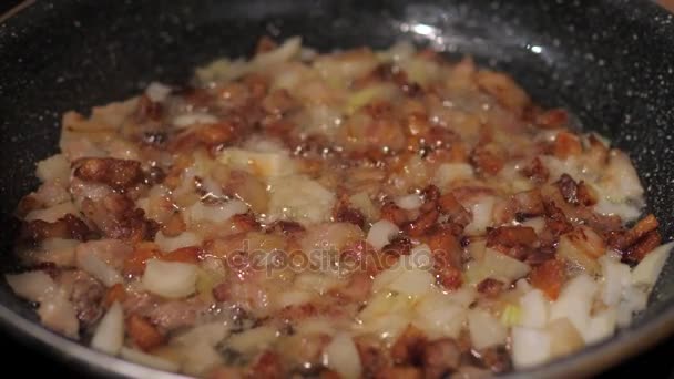 Fry Onion And Bacon In A Frying Pan, Boiling Oil And Fat To Cook Dinner - Séquence, vidéo
