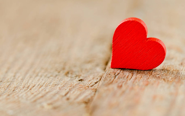 Coração em um fundo de madeira. Fundo no estilo do Dia dos Namorados. Coração em um fundo de madeira
 - Foto, Imagem