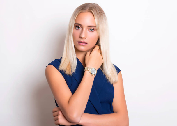 Beautiful young woman with wrist watch - Foto, Bild