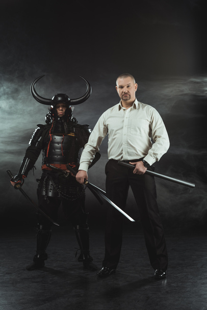 uomo moderno e samurai con spade katana su nero
 - Foto, immagini