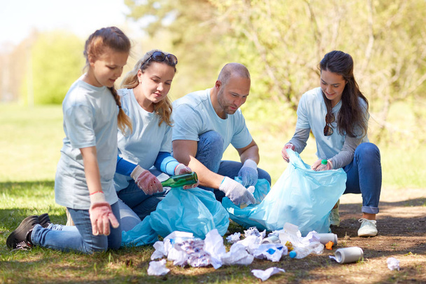 vapaaehtoiset roskapussit puhdistus puisto alue - Valokuva, kuva