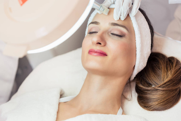 Detail tváře ženy relaxační během non chirurgické fac - Fotografie, Obrázek