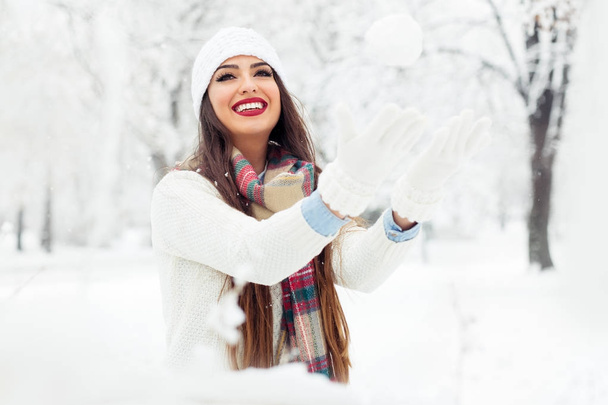 Attractive young woman in wintertime outdoor - Foto, Imagem