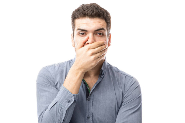 jongeman bedekking mond - Foto, afbeelding