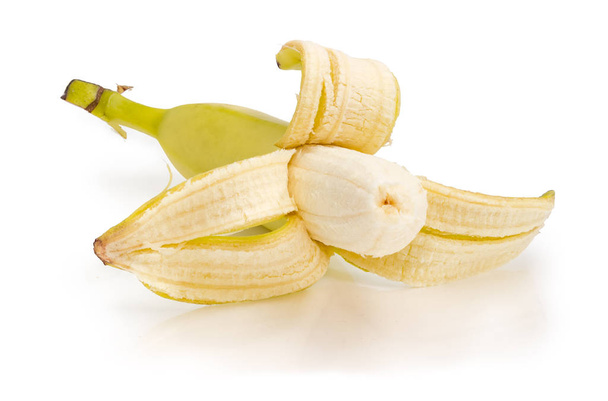 Primo piano con banana parzialmente sbucciata su sfondo bianco
 - Foto, immagini