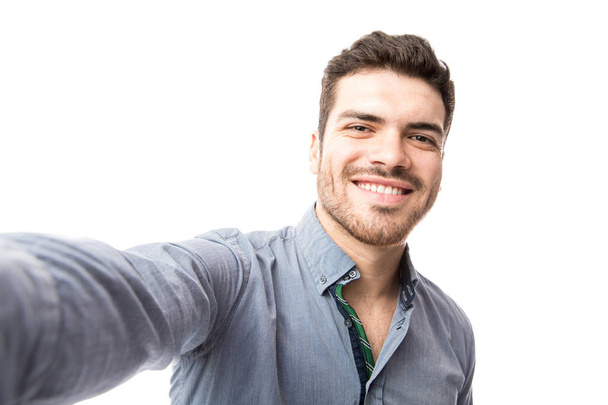 Νεαρός άνδρας λαμβάνοντας selfie - Φωτογραφία, εικόνα