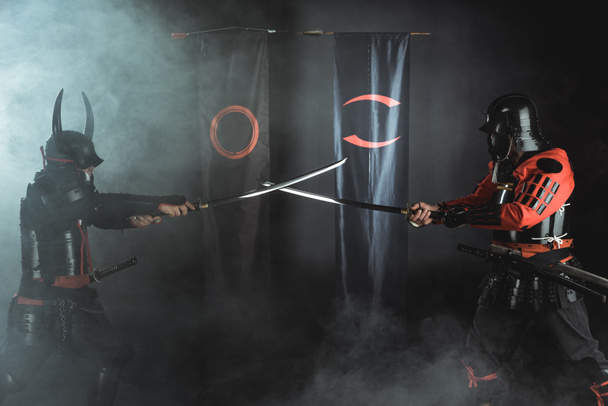przekraczania mieczami katana przed symbole klanu wojowników - Zdjęcie, obraz