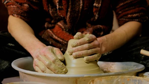 Ceramista professionista che lavora con argilla sulla ruota del vasaio
 - Foto, immagini