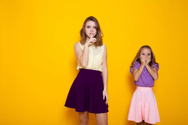 két lány fogd be a száját csend - Fotó, kép