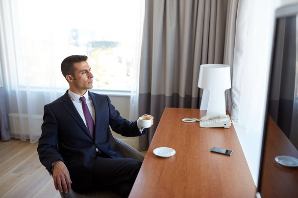 businessman drinking coffee at hotel room - Zdjęcie, obraz