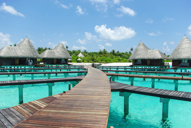 Water villas on tropical island on Maldives - Foto, Bild