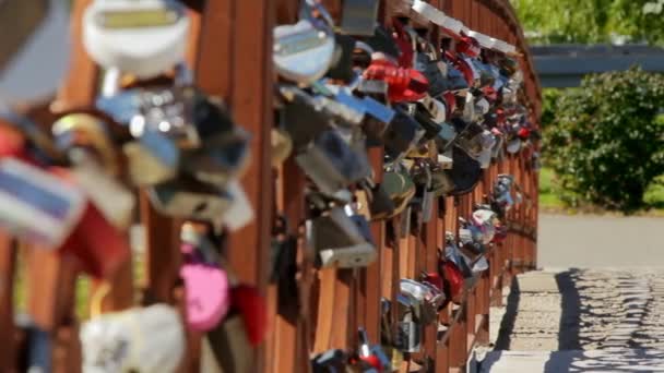 Conjunto de cadeados de casamento na ponte do amor no parque de verão
 - Filmagem, Vídeo