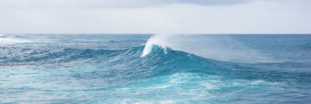 Панорамний вид на потужну бризку морської хвилі з спреями та піною, водяний фон
 - Фото, зображення