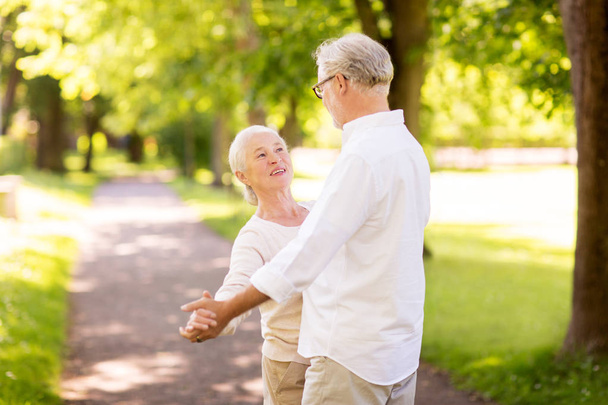 feliz pareja de ancianos bailando en el parque de verano
 - Foto, Imagen