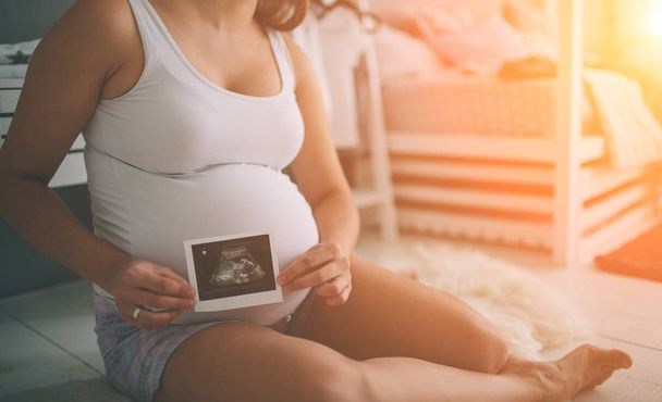 Hamile çift ultrason taraması yapıyor. Hamilelik sağlık hizmetleri kavramı - Fotoğraf, Görsel