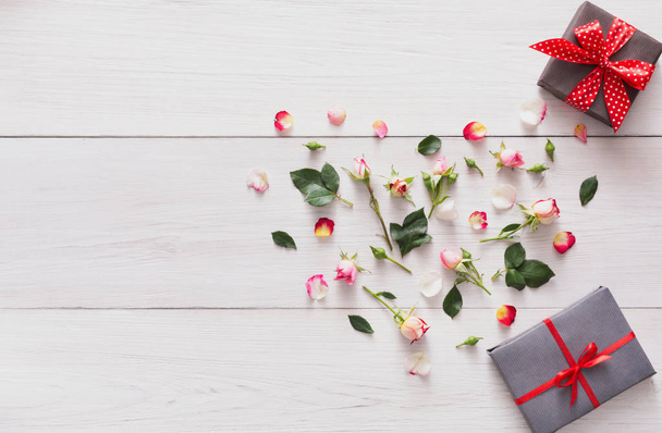 Fundo dos namorados com rosa rosa flores coração e caixas de presente com espaço de cópia em madeira rústica branca
 - Foto, Imagem