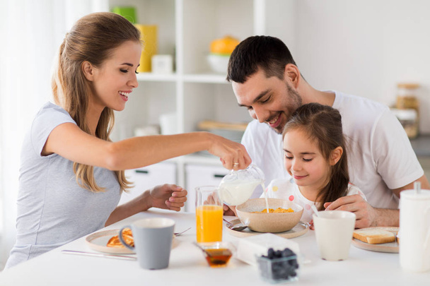 happy family having breakfast at home - Foto, Imagem