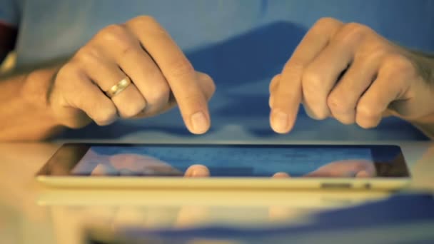 Männliche Hände in Großaufnahme tippen Nachricht per E-Mail in Zeitlupe auf Tablet. - Filmmaterial, Video