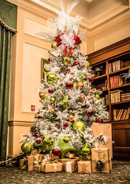 süslenen Noel ağacı modern oturma odası veya office lobi - Fotoğraf, Görsel