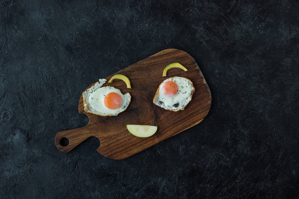 まな板の上の健康的な朝食用食品の作られた笑顔の平面図 - 写真・画像