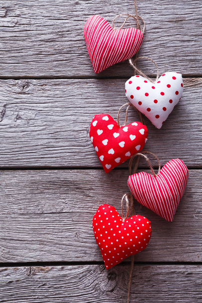 Día de San Valentín, corazones sobre fondo de madera
 - Foto, imagen