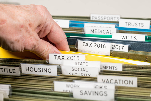 Système de classement à domicile pour les impôts organisés en dossiers
 - Photo, image