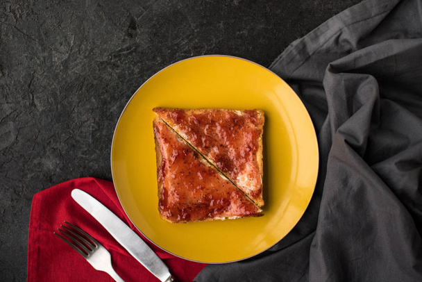 pohled shora toasty s marmeládou na snídani na štítku na tmavý stůl - Fotografie, Obrázek