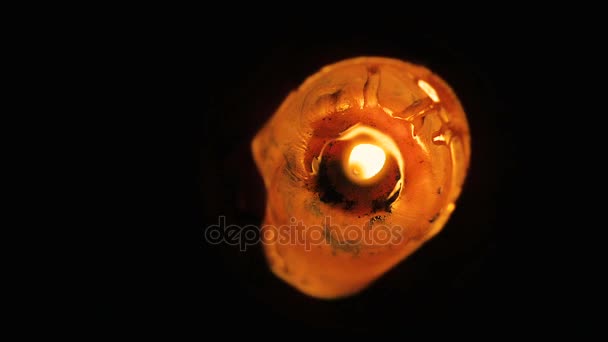 Lähikuva abstrakti suuri, yksinäinen vaha kynttilän polttava näkymä ylhäältä hidastettuna
. - Materiaali, video