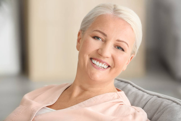  smiling mature woman - Foto, immagini