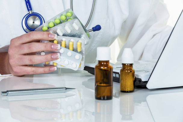 doctor writes a prescription for tablets - Foto, Imagen
