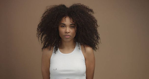 Portret van gemengd ras zwarte vrouw met grote afro haar, krullend haar - Foto, afbeelding
