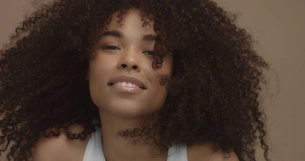 mieszane rasy czarnej kobiety portret z big afro włosy, kręcone włosy - Zdjęcie, obraz