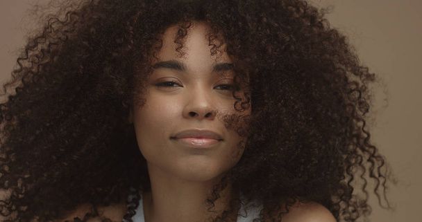 karışık ırk siyah kadın portre kıvırcık saçlı büyük afro saçlı - Fotoğraf, Görsel