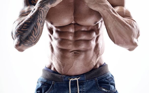 retrato de fuerte atlético Fitness hombre mostrando grandes músculos
 - Foto, imagen