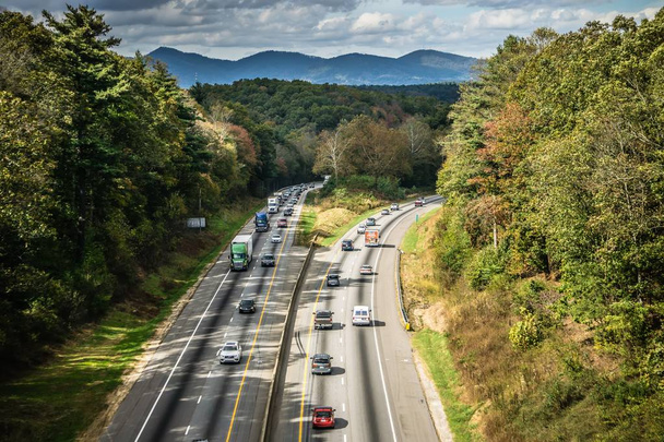 Vista aérea de la autopista i-40 en Carolina del Norte desde Blue Ridge Parkway
 - Foto, imagen
