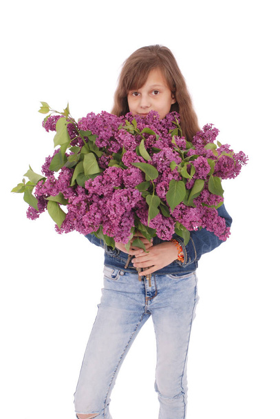 Jeune fille debout avec lilas dans les mains
 - Photo, image