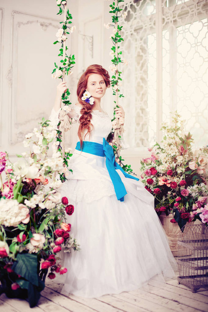 Beauty bride in a luxurious interior with flowers - Φωτογραφία, εικόνα