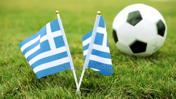 Флаг Греции и футбольный мяч. Греческий флаг и мяч на траве
. - Кадры, видео