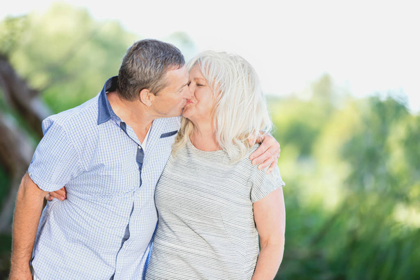 Senior huwelijk liefdevol zoenen. Gevoelens tonen. Gelukkige relatie - Foto, afbeelding
