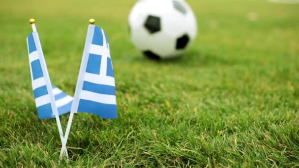 Флаг Греции и футбольный мяч. Греческий флаг и мяч на траве
. - Кадры, видео