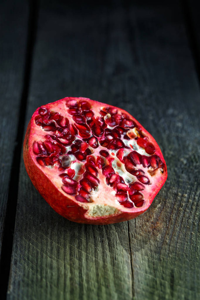 Ripe pomegranate close-up - Zdjęcie, obraz