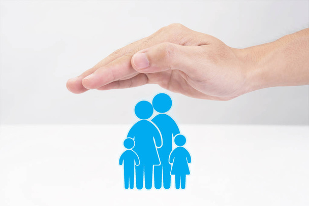 kéz védelme családi ikon. koncepció életbiztosítás. - Fotó, kép