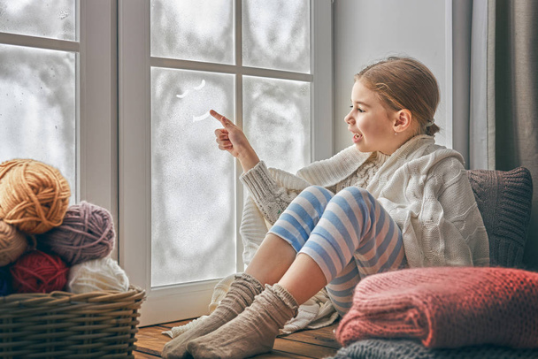 κορίτσι που κάθεται δίπλα στο παράθυρο - Φωτογραφία, εικόνα