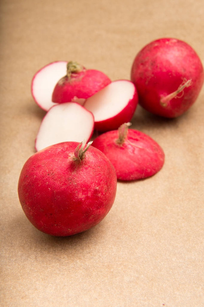 Red radishes whole and sliced - Foto, afbeelding
