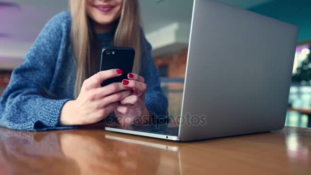 Close up van womens handen met telefoon van de cel met de lege kopie ruimte scree voor uw reclame tekstbericht of promotionele inhoud, hipster meisje kijken naar video op mobiele telefoon tijdens de koffiepauze - Video