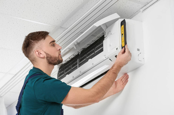 technician installing air conditioner - Foto, Bild