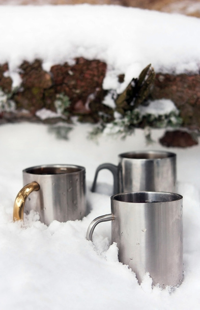 Три чашки термоса в снігу в зимовий день
 - Фото, зображення